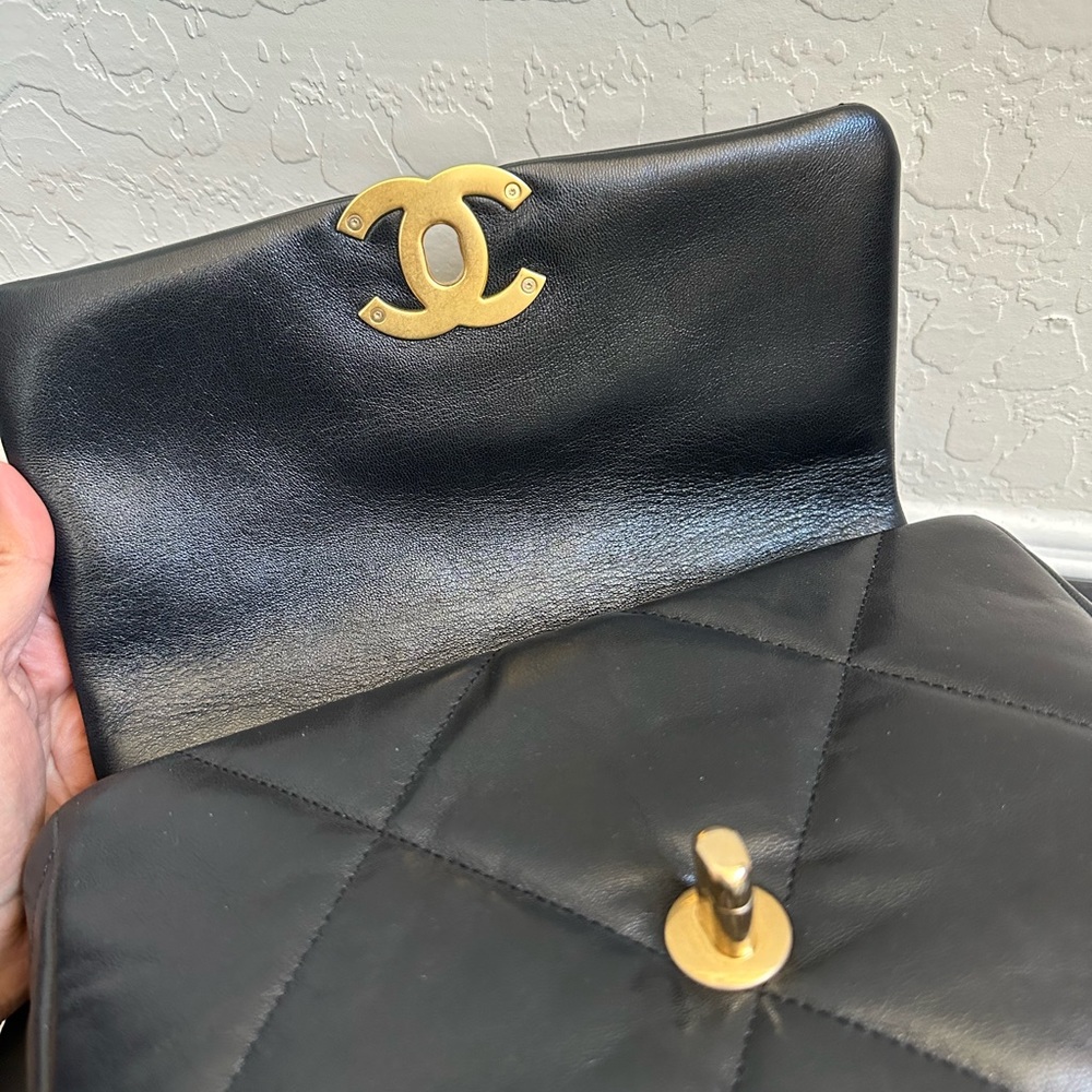 -SOLD- 💯Authentic Chanel 19 Small - Picture 14 of 15